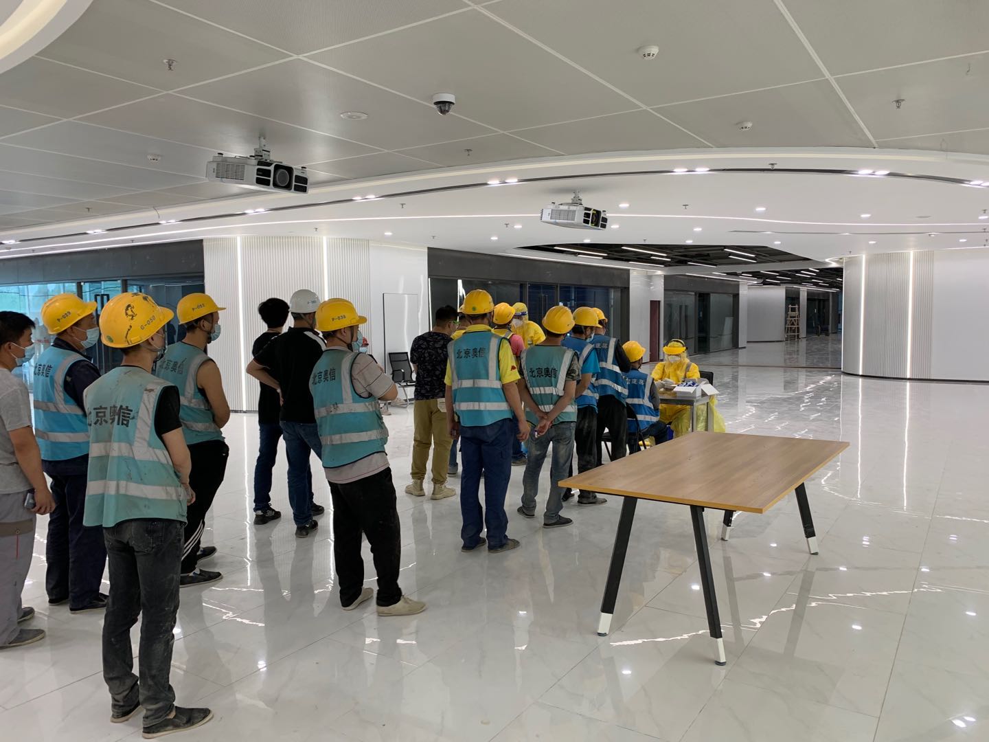 為加強疫情防控工作，公司組織項目部全體員工做核酸檢測